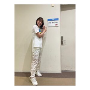 Kayako Abe Instagram - ♪

告知遅れてすみません！！！

フジテレビ系列放送中ですー！！😊

パンツ... @snidel_official
スニーカー ... @dianashoespress

（衣装は提供して頂いたものです）