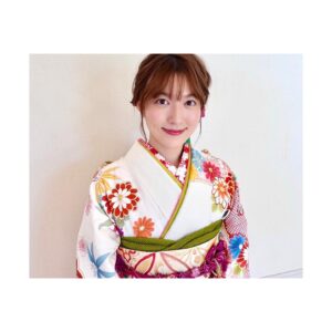 Kayako Abe Instagram - 🎍🌅

明けましておめでとうございます㊗️

昨年も１年
ありがとうございました✨

2022年、幸多き年になりますように！

（振袖は衣装としてご提供いただきました）

#2022
#新年
#明けましておめでとうございます
