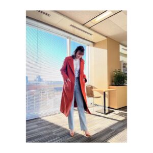 Kayako Abe Instagram - 🍊🟠🧡

さらっと羽織れる軽いコート

裏地も素敵🤭

コートは
@maxandco さんよりご提供いただきました。

#プロモーション 
#maxandco
#maxitup
#andSMILE
#コート 
#マックスアンドコー
