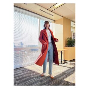 Kayako Abe Instagram - 🍊🟠🧡

さらっと羽織れる軽いコート

裏地も素敵🤭

コートは
@maxandco さんよりご提供いただきました。

#プロモーション 
#maxandco
#maxitup
#andSMILE
#コート 
#マックスアンドコー