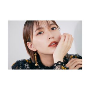 Kayako Abe Instagram - CanCam11月号🌈
本日発売です☺️

ビフォアフ企画で
かなり！いつもと違う雰囲気になっていると思います！！😳

いつもそうだけど
今回も撮影が最高に楽しかった💕

@cancam_official 
いつもありがとうございます❤️‍🔥

（衣装は提供して頂いたものです）

#cancam
#11月号
#本日発売です！