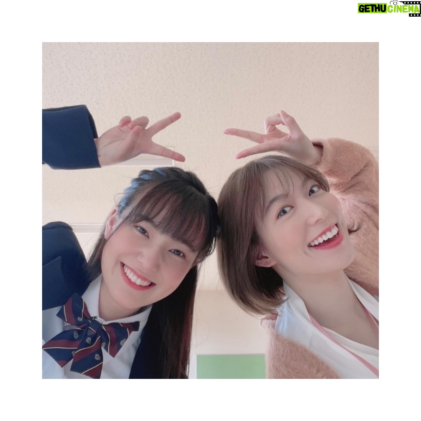 Kayako Abe Instagram - ♪ 今夜ドラマ『顔だけ先生』最終回です!🥺 少し前にクランクアップしました☺️ はじめてのドラマの現場はこの上なく楽しくて、先生役、生徒役のみなさんと幸せな時間を過ごしました! 台本をいただき、それぞれが違う場所、違う状況、違う心情で読んでくるわけだから、きっと台本から受ける印象はみんな違うはず。 それぞれのイメージを現場で擦り合わせて一つの作品を紡いでいく作業は本当に繊細で、尊いものでした。 愉快なキャストの皆さん、スタッフの皆さんに恵まれて平和で幸せな3ヶ月でした! 数ヶ月、撮影のある日は朝から晩までずーっと一緒だったから、、、今でも時々あの日々を、そしてキャストの皆さん、スタッフの皆さんのことをぼーーっと思い出して恋しく感じます😌 現場で仲良くしてくれた生徒のみんな、先生方はもちろんですが、誰よりも早くから誰よりも遅くまで、毎日現場で作業をしてくださって、どんな時も細やかに気を配ってくださったスタッフの皆さんには、感謝してもしきれません。 そしてこのドラマを楽しんでくださった皆さま☺️ 本当に、本当にありがとうございました✨ 何枚か写真載せておくので、よかったら見てってください❣️ ではこのあと!11話もお楽しみください☺️💛 #顔だけ先生 #最高の仲間たちでした🥺 #最終話もお楽しみに✨ #ありがとうございました🥰