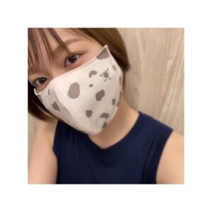 Kayako Abe Instagram - ♪

めざましファミリーがデザインしたマスクと、お揃いのハンカチが発売されました😷💕

わたくしのデザインしたものは
こちら💁🏼‍♀️

肌馴染みのいい色合いに仕上げました✨

個人的には大満足🤍

👇🏻チェックしてみてください👇🏻

https://eshop.fujitv.co.jp/fs/fujitv/c/B005001

ストーリーにもURL貼っておきます✨

@mezamashi.tv 

#めざましテレビ
#マスク
#感染対策
#手洗いうがいも
#大事だよね☺️