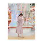 Kayako Abe Instagram - ♪ メイクさんが衣装と同じ パープルのリボンをつけてくれたから それを見せたいけどうまくいかない🥸 今日もご覧いただき ありがとうございました🍒 衣装 👗: @mercuryduo_com 👠: @dianashoespress #めざましどようび #パープル #リボン #可愛くしてもらったのにぃ😢