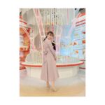 Kayako Abe Instagram – ♪

メイクさんが衣装と同じ
パープルのリボンをつけてくれたから
それを見せたいけどうまくいかない🥸

今日もご覧いただき
ありがとうございました🍒

衣装
👗: @mercuryduo_com 
👠: @dianashoespress 

#めざましどようび 
#パープル
#リボン
#可愛くしてもらったのにぃ😢