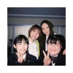 Kayako Abe Instagram - ♪ 今夜ドラマ『顔だけ先生』最終回です！🥺 少し前にクランクアップしました☺️ はじめてのドラマの現場はこの上なく楽しくて、先生役、生徒役のみなさんと幸せな時間を過ごしました！ 台本をいただき、それぞれが違う場所、違う状況、違う心情で読んでくるわけだから、きっと台本から受ける印象はみんな違うはず。 それぞれのイメージを現場で擦り合わせて一つの作品を紡いでいく作業は本当に繊細で、尊いものでした。 愉快なキャストの皆さん、スタッフの皆さんに恵まれて平和で幸せな3ヶ月でした！ 数ヶ月、撮影のある日は朝から晩までずーっと一緒だったから、、、今でも時々あの日々を、そしてキャストの皆さん、スタッフの皆さんのことをぼーーっと思い出して恋しく感じます😌 現場で仲良くしてくれた生徒のみんな、先生方はもちろんですが、誰よりも早くから誰よりも遅くまで、毎日現場で作業をしてくださって、どんな時も細やかに気を配ってくださったスタッフの皆さんには、感謝してもしきれません。 そしてこのドラマを楽しんでくださった皆さま☺️ 本当に、本当にありがとうございました✨ 何枚か写真載せておくので、よかったら見てってください❣️ ではこのあと！11話もお楽しみください☺️💛 #顔だけ先生 #最高の仲間たちでした🥺 #最終話もお楽しみに✨ #ありがとうございました🥰