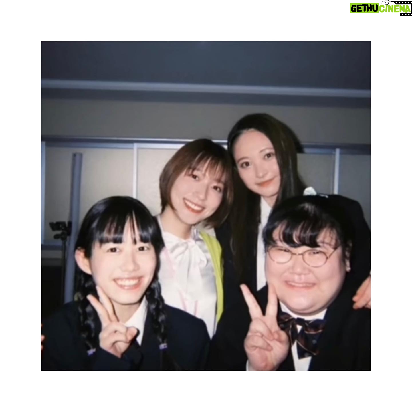 Kayako Abe Instagram - ♪ 今夜ドラマ『顔だけ先生』最終回です!🥺 少し前にクランクアップしました☺️ はじめてのドラマの現場はこの上なく楽しくて、先生役、生徒役のみなさんと幸せな時間を過ごしました! 台本をいただき、それぞれが違う場所、違う状況、違う心情で読んでくるわけだから、きっと台本から受ける印象はみんな違うはず。 それぞれのイメージを現場で擦り合わせて一つの作品を紡いでいく作業は本当に繊細で、尊いものでした。 愉快なキャストの皆さん、スタッフの皆さんに恵まれて平和で幸せな3ヶ月でした! 数ヶ月、撮影のある日は朝から晩までずーっと一緒だったから、、、今でも時々あの日々を、そしてキャストの皆さん、スタッフの皆さんのことをぼーーっと思い出して恋しく感じます😌 現場で仲良くしてくれた生徒のみんな、先生方はもちろんですが、誰よりも早くから誰よりも遅くまで、毎日現場で作業をしてくださって、どんな時も細やかに気を配ってくださったスタッフの皆さんには、感謝してもしきれません。 そしてこのドラマを楽しんでくださった皆さま☺️ 本当に、本当にありがとうございました✨ 何枚か写真載せておくので、よかったら見てってください❣️ ではこのあと!11話もお楽しみください☺️💛 #顔だけ先生 #最高の仲間たちでした🥺 #最終話もお楽しみに✨ #ありがとうございました🥰