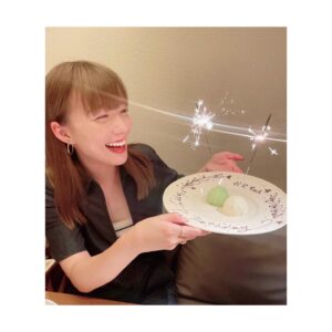 Kayako Abe Instagram - ♪

暑い日が続きますね😳

しっかりお水と
塩分補給しましょ！🔥

先日友人に
お誕生日祝ってもらった時の🩵
