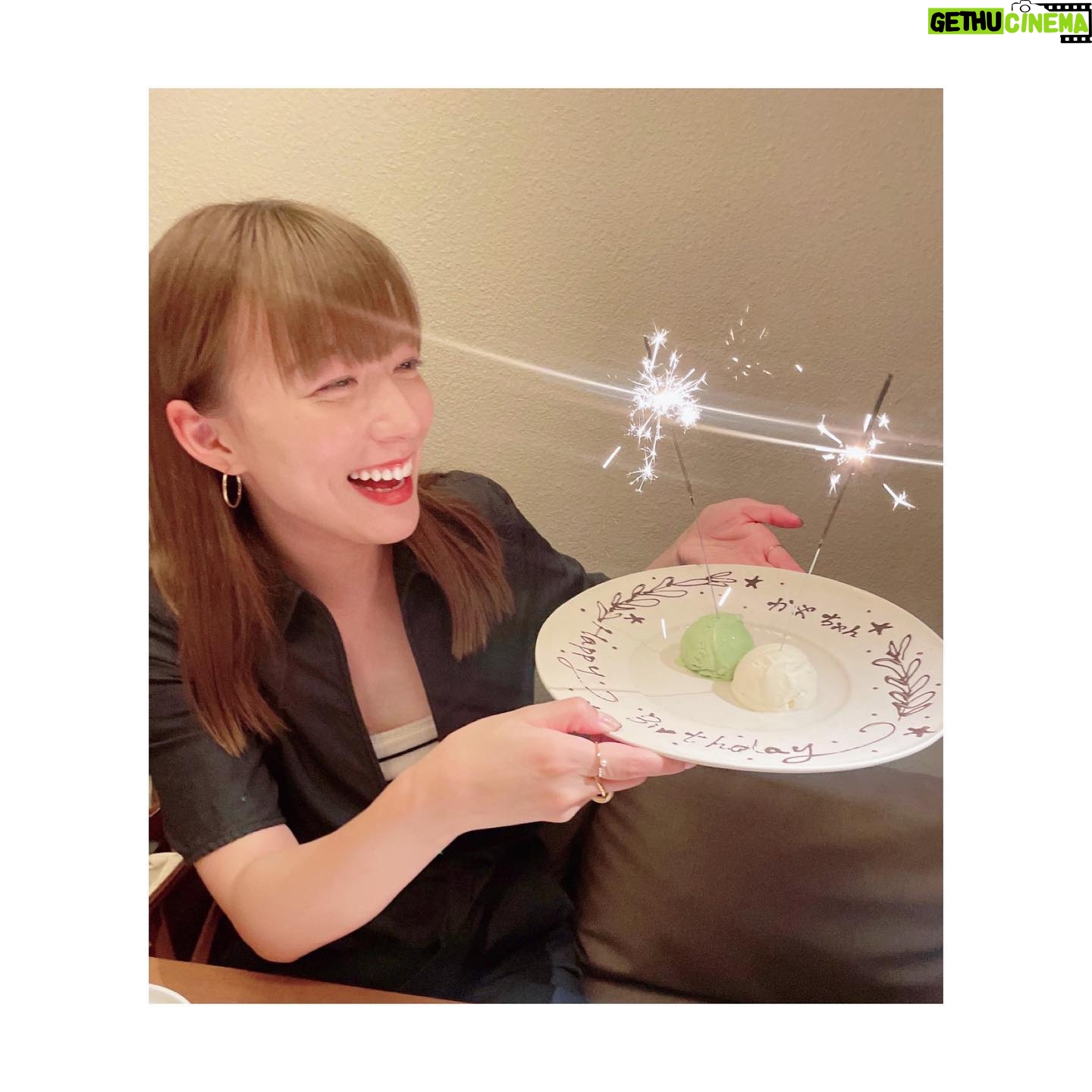Kayako Abe - 19K Likes - ♪
暑い日が続きますね😳
しっかりお水と
塩分補給しましょ!🔥
先日友人に
お誕生日祝ってもらった時の🩵