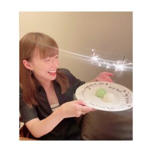 Kayako Abe Instagram - ♪

暑い日が続きますね😳

しっかりお水と
塩分補給しましょ！🔥

先日友人に
お誕生日祝ってもらった時の🩵