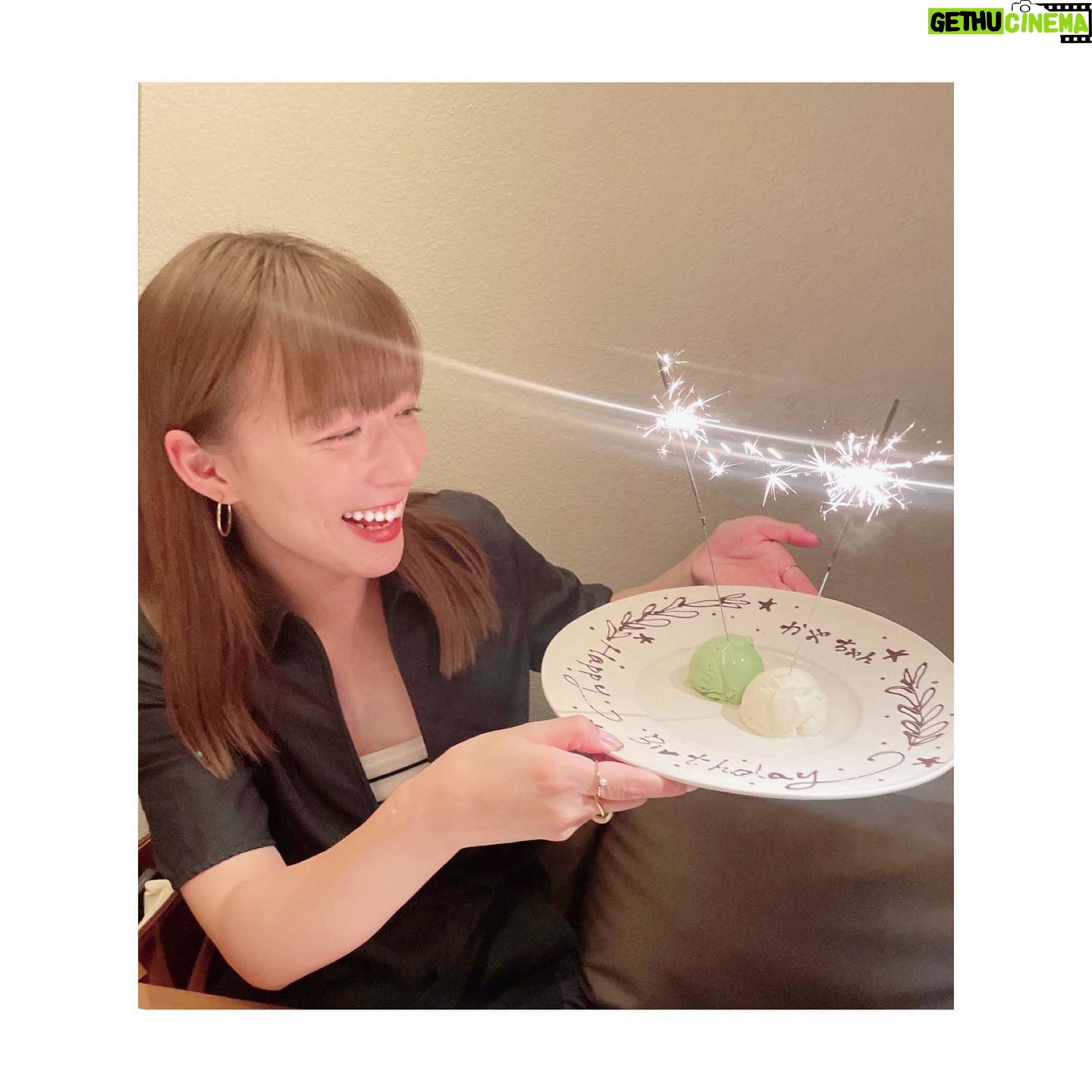 Kayako Abe - 19K Likes - ♪
暑い日が続きますね😳
しっかりお水と
塩分補給しましょ!🔥
先日友人に
お誕生日祝ってもらった時の🩵