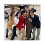 Kayako Abe Instagram - ♪ 今夜ドラマ『顔だけ先生』最終回です！🥺 少し前にクランクアップしました☺️ はじめてのドラマの現場はこの上なく楽しくて、先生役、生徒役のみなさんと幸せな時間を過ごしました！ 台本をいただき、それぞれが違う場所、違う状況、違う心情で読んでくるわけだから、きっと台本から受ける印象はみんな違うはず。 それぞれのイメージを現場で擦り合わせて一つの作品を紡いでいく作業は本当に繊細で、尊いものでした。 愉快なキャストの皆さん、スタッフの皆さんに恵まれて平和で幸せな3ヶ月でした！ 数ヶ月、撮影のある日は朝から晩までずーっと一緒だったから、、、今でも時々あの日々を、そしてキャストの皆さん、スタッフの皆さんのことをぼーーっと思い出して恋しく感じます😌 現場で仲良くしてくれた生徒のみんな、先生方はもちろんですが、誰よりも早くから誰よりも遅くまで、毎日現場で作業をしてくださって、どんな時も細やかに気を配ってくださったスタッフの皆さんには、感謝してもしきれません。 そしてこのドラマを楽しんでくださった皆さま☺️ 本当に、本当にありがとうございました✨ 何枚か写真載せておくので、よかったら見てってください❣️ ではこのあと！11話もお楽しみください☺️💛 #顔だけ先生 #最高の仲間たちでした🥺 #最終話もお楽しみに✨ #ありがとうございました🥰