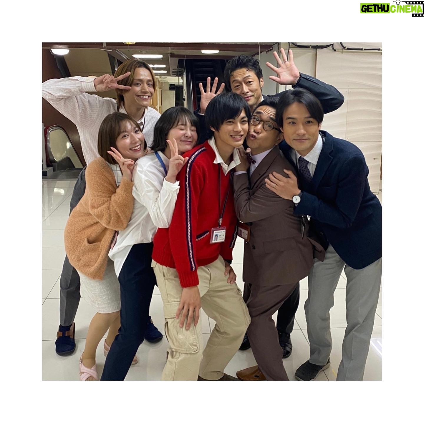 Kayako Abe Instagram - ♪ 今夜ドラマ『顔だけ先生』最終回です!🥺 少し前にクランクアップしました☺️ はじめてのドラマの現場はこの上なく楽しくて、先生役、生徒役のみなさんと幸せな時間を過ごしました! 台本をいただき、それぞれが違う場所、違う状況、違う心情で読んでくるわけだから、きっと台本から受ける印象はみんな違うはず。 それぞれのイメージを現場で擦り合わせて一つの作品を紡いでいく作業は本当に繊細で、尊いものでした。 愉快なキャストの皆さん、スタッフの皆さんに恵まれて平和で幸せな3ヶ月でした! 数ヶ月、撮影のある日は朝から晩までずーっと一緒だったから、、、今でも時々あの日々を、そしてキャストの皆さん、スタッフの皆さんのことをぼーーっと思い出して恋しく感じます😌 現場で仲良くしてくれた生徒のみんな、先生方はもちろんですが、誰よりも早くから誰よりも遅くまで、毎日現場で作業をしてくださって、どんな時も細やかに気を配ってくださったスタッフの皆さんには、感謝してもしきれません。 そしてこのドラマを楽しんでくださった皆さま☺️ 本当に、本当にありがとうございました✨ 何枚か写真載せておくので、よかったら見てってください❣️ ではこのあと!11話もお楽しみください☺️💛 #顔だけ先生 #最高の仲間たちでした🥺 #最終話もお楽しみに✨ #ありがとうございました🥰