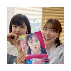 Kayako Abe Instagram - ♪

萌ちゃんの写真集をいただきましたー！☺️💓

メッセージ付きで🥺

@tanijiri_moe 
ありがとう❤️

ここから
購入できるみたいですよー🥰

https://books.rakuten.co.jp/rb/17439721/

#萌ちゃん
#写真集
#萌え旅