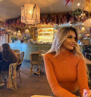 Kayla Kula Instagram - Journée à Paris 🧡 

#kaylakula #lpdla #lpdla9 #ootd #outfitoftheday #paris #tvshow #outfitinspiration #casual