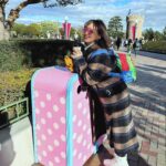 Kayo Noro Instagram - ディズニーパルパルーザ 🎀ミニーのファンダーランド🎀 ・ 思い出の写真たちです🩷 女子高生達がこのように写真撮ってましたのでマネして撮りました♡ありがとう女子高生 本当に可愛い可愛いイベントでした！ この日風がとても強くて ミニーのファンダーランドパレード見れなかったのはとてもとても残念でしたけども💦 可愛いミニーちゃんに会うことができて幸せです ミニーちゃんピンクって本当元気が出て可愛くて大好き💕 いつも元気と癒しをいただいておりますm(_ _)m 第2弾　ドナルドのクワッキー・ダックシティ　 もとても楽しみです😊 ・ 投稿遅くなっちゃったけども #パルパルーザ #ミニーちゃん #ミニーのファンダーランド🩷 #tdr #東京ディズニーランド