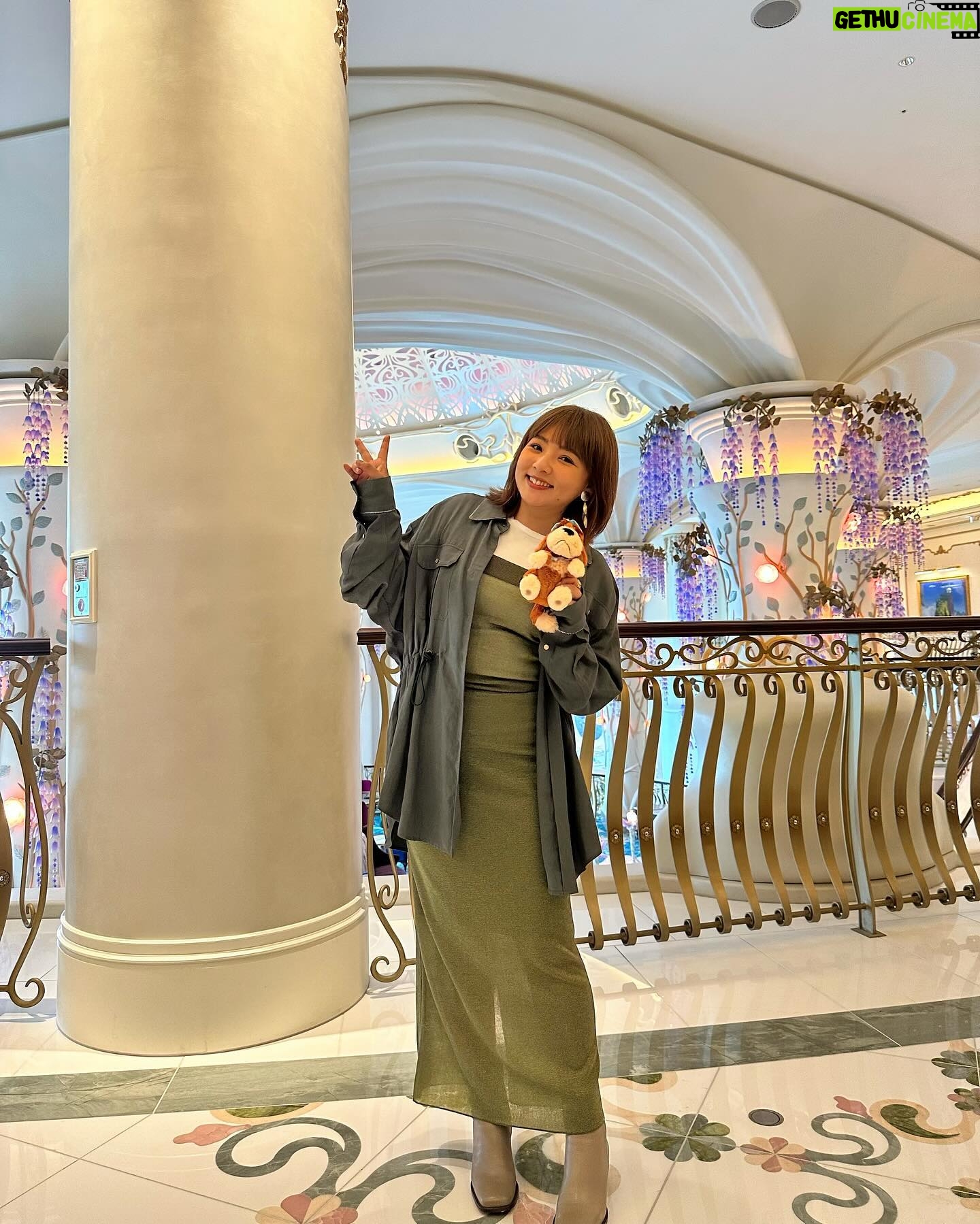 Kayo Noro Instagram - DayDay. 17日 後半放送 ・ 『ファンタジースプリングス』 ピーターパンコーデで✨ ひと足お先に取材させていただきましたんですが 私はピーターパンも大好きでして💚 ピーターパンのネバーランド✨どこもかしこもネバーランド!!最高すぎです! アトラクション泣きます!ファンタジースプリングス全部泣くけどw ピーターパンのネバーランドアドベンチャー、 フェアリー.ティンカーベルのビジーバギー、 完全に私はピーターパンの世界に実寸でいました‼️いましたよ‼️😭♡ ・ ・ 幼少期から1番見たのは絶対ピーターパンなんです♡とくにナナ🐶が大好きで! ここ最近ナナのグッズが増えているので更にコツコツ沢山集めてます!またグッズの発売が増えるかな✨? ・ ・ ホテル、ロビーしか拝見できませんでしたが、ファンタジーなピンクパープルな世界観が広がっていました✨ 今度泊まりに行けた時に、楽しみに中を見てみたいと思います✨ ・ ・ #ファンタジースプリングス #東京ディズニーシー #dayday