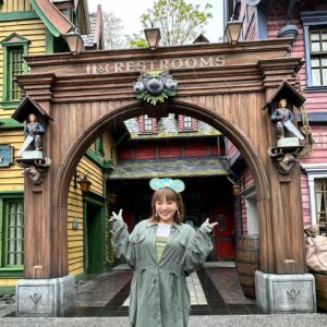 Kayo Noro Instagram - 日本テレビ　DayDay.  16日放送🤍
・
あ〜✨夢見たいな日を現実に過ごしました‼️
東京ディズニーシー新エリア
『ファンタジースプリングス』
ひと足お先に取材させていただきました！！
新エリアお知らせから約4年間？めっちゃくちゃ待ちましたよね！！！！！
すんごいことになってます！！
映画の世界本当に入り込んだ感覚で遊びました♡ 
等身大だ🤩と驚いてばかりでした！
・
ディズニー大好きうえちゃんと、WEST.中間淳太くんと一緒に楽しい楽しい取材をしてきたので、みなさん是非見ていただいて、ワクワクをファンタジースプリングスへ行くその日までためておいていただければと思います！！
・
#ファンタジースプリングス 
#東京ディズニーシー 
#ピーターパン
#塔の上のラプンツェル 
#アナと雪の女王 
#新エリア