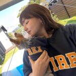 Kayo Noro Instagram - 2023年終わりですね🙄 今年はお仕事等、本当に色んなことを経験することができました。素晴らしい事も、楽しい事も、悔しい事も。とにかく沢山の経験をさせて頂くことが出来ました。 それと共に沢山の方との出会いがありました。 とても感謝しなくてはいけない1年になりました。 お友達にも沢山助けてもらいました。 家族にもとてもお世話になりました。 何よりも、応援してくださる皆さんにも沢山助けられていました。 みなさま、今年も本当にありがとうございます🙇🏻‍♀️ ・ ・ ・ さて、 写真はですね、私のお誕生日に家族で旅行に行った時のものです。みんなでゆっくりすごそうをテーマに、ワンちゃんと一緒に泊まれる宿へ行ってきました‼️ 今日はこの写真たちインスタにアップしようと決めていたのですが、昨日テレビ見てたらたまたまこの泊まったとこが映ってました☺️ 本当に素敵なところでした💓 今年は私のお父さんの病気が一気に3つも重なってしまい、お仕事も休み💈、半年間で4回の手術を乗り越えて、この年末はまた元気に過ごせています。このお宿プライベートの温泉があって、お父さんが半年以上ぶりに温泉に少し浸かることができて、その時の笑顔が忘れられません♨️ 色々と思い出の詰まった旅行になりました。 2024年も野呂家はりきって沢山お出かけしたいと思います😆 ・ 来年も、皆さんも私も、楽しい思い出がつまった一年になりますように。 ・ あと数時間ですが、、、 良いお年をお迎えください。