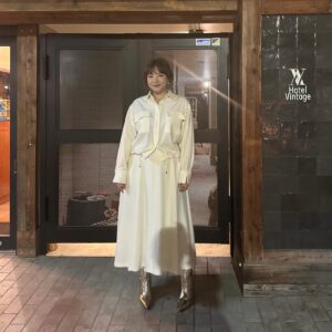 Kayo Noro Instagram - 衣装まだまだあるよシリーズ🙋🏻‍♀️
見てってーーー！！
※マジでコーデによって痩せた⁉︎って日ありますのでその辺も見てみてください！面白いですよ✨✨
 ・
①
blouse @setens_official
pants @bananarepublic_jp
pumps @laurence.shoes
jewelry @zuttoholic
・
・
②
sweatshirt @beautyandyouth_official
skirt @diagramofficial
boots @daianashoespress
pierce,ring @zuttoholic
bangle @artidaoud
・
・
③
shirt,skirt @superiorcloset_ined_official
boots @zara
pierce,ring @zuttoholic
necklace,stone ring @artidaoud
blacelet @unoaerre_japan
・
・
④
shirt,pants @lephil_official
pumps @kanematsu_official
jewelry @zuttoholic
・
・
⑤
foodie,pants,sneakers @pumajapan
pierce,ring @mariha_official
blacelet @n_m_o_o_d
・
・
⑥
cardigan,skirt @lebouquet_official
t-shirt @sloane.jp
boots @kanematsu_official
pierce,blacelet @zuttoholic
necklace,ring @artidaoud
・
・
⑦
knit @cadune_official
pants @bananarepublic_jp
boots @daianashoespress
jewelry @unoaerre_japan
・
・
⑧
knit,shirt @unfilo_official
pants @upperhights,@guestlist___tokyo
pierce,ring @zuttoholic
・
・
⑨
gillet,cut&sewn @garageofgoodclothing_official
pants @bananarepublic_jp
piece @zuttoholic
bangle @artidaoud
ring @unoaerre_japan
・
・
⑩
shirt @adametrope
pants grace_continental.div 
pumps @daianashoespress
pierce,blacelet @unoaerre_japan
ring @artidaoud
・
・
・
写真の画質明るさにバラツキがございまして、申し訳ないでございますが、、、
まだまだ勉強中です🥲
もっとオシャレに撮りたいんだけどw