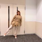 Kayo Noro Instagram - まだ寒かった時の衣装です☘️ それでは本日も、よろしくお願い致しますm(_ _)m ・ ・ ①沸騰ワード10コストコロケで矢田さんと真珠さんとりゅちぇといちご狩り行った時の思い出と共に🍓 ・ coat @jusglitty_official knit @sloane.jp pants @garageofgoodclothing_official sneakers @pumajapan pierce,ear cuff @zuttoholic rings @artidaoud ・ ・ ②写真を撮った場所と陽の具合が悪いですが、シャツがどんな色かものっぺり顔と共に載せときます🤙🏻 ・ shirt @ships_women_official pants @champion_japan @utspr pumps @tsurubymarikooikawa pierce,blacelet @zuttoholic rings @artidaoud ・ ・ ③フラメンコの趣味を見つけようというロケだと聞いて来て呑気な写真です♪この後半泣きしますw ・ blouson @champion_japan @utspr t-shirt,pants @81branca @utspr sneakers @pumajapan Pierce @zuttoholic ・ ・ ④トーク番組で若槻千夏さんは改めて只者ではないと感じたあとの自分に開き直った写真ですw ・ knit @cadune_official pants @micaanddeal_official pumps @zara jewelry @artidaoud ・ ・ ⑤韓国ロケ🇰🇷めちゃくちゃ楽しかった！この厚底のUGGを今年も買いそびれてしまったので、今年の冬はベージュの厚底UGGをgetしたいです ・ coat @aewen_matoph knit @lebouquet_official pants @gu_global stole @haunt_daikanyama @guestlist___tokyo boots @ugg ・ ・ ⑥テイラースウィフトのライブを見た後だったので、大胆なドレスに赤いリップをしたくなって着ました💋 ・ jacket @micaanddeal_official one piece @uncrave_official sandal @kanematsu_official jewelry @zuttoholic ・ ・ ⑦とても好きな衣装のあわせ😊 ・ knit,skirt @cadune_official boots @drmartens_japan pierce @zuttoholic ring @artidaoud ring @in_m_o_o_d ・ ・ ⑧ハマダ歌謡祭でこの日はゴスペラーズ黒沢さんと歌わせてもらえた日🎤マイクを奪いに行きました！嬉しかった！！！！！ vest @arpege_story knit @cadune_official skirt @grace_continental.div pumps @charleskeithofficial pierce @i_n_m_o_o_d rings @artidaoud ・ ・ ・