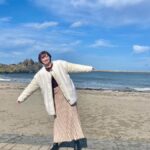 Kazusa Okuyama Instagram - 『三陸・常磐の海味を直撃！堪能！ "うみうまトリップ"』ありがとうございました♡ . 蕪島 高校の時ランニングして打ち上げBBQして肝試しもした思い出の場所！ なんなら今年極寒猛吹雪の中初詣もした そんなゆかりしかない蕪島にロケで来ることができるなんて…感激🥲✨