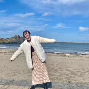 Kazusa Okuyama Instagram - 『三陸・常磐の海味を直撃！堪能！
"うみうまトリップ"』ありがとうございました♡
.
蕪島
高校の時ランニングして打ち上げBBQして肝試しもした思い出の場所！
なんなら今年極寒猛吹雪の中初詣もした
そんなゆかりしかない蕪島にロケで来ることができるなんて…感激🥲✨