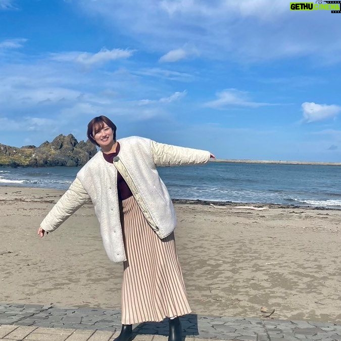 Kazusa Okuyama - 7.1K Likes - 『三陸・常磐の海味を直撃!堪能!
"うみうまトリップ"』ありがとうございました♡
.
蕪島
高校の時ランニングして打ち上げBBQして肝試しもした思い出の場所!
なんなら今年極寒猛吹雪の中初詣もした
そんなゆかりしかない蕪島にロケで来ることができるなんて…感激🥲✨
