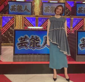 Kazusa Okuyama Instagram - 遅くなりました
先日の東大王！
ありがとうございました！！
実はQuizKnockチャンネル登録してるのに…笑
とりあえず頭を柔らかくしようと後日リアル脱出ゲームに挑戦したのでした。続く───
.
tops: @avie_andensal 
skirt: @reedit_official 
heels: @dianashoespress 
🤍🤍🤍