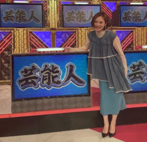 Kazusa Okuyama Instagram - 遅くなりました
先日の東大王！
ありがとうございました！！
実はQuizKnockチャンネル登録してるのに…笑
とりあえず頭を柔らかくしようと後日リアル脱出ゲームに挑戦したのでした。続く───
.
tops: @avie_andensal 
skirt: @reedit_official 
heels: @dianashoespress 
🤍🤍🤍