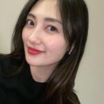 Kazusa Okuyama Instagram - 今日は長いぞ 　 念願の！16タイプカラー診断に行きました🎨 結果はクリアウィンター セカンドはブライトサマー 意外でした！ 自分の肌・目の色から勝手にイエベだと思ってたけど、イエベカラーだと肌に赤み・黄みがプラスされてビックリ 暗めのくすみカラーとか落ち着いてて好きだけど、当てるとめっちゃ顔色悪くなってビックリ オータムカラーはもはや顔が茶色く見えた😂好きなのに笑 イエベカラーは、似合う似合わないっていうか 顔周りにあるとなんとなく老け顔＆疲れ顔になる印象 ブルベカラーだと、自分こんなに肌白かったっけ？ってくらい発光して見えました…✨助かる〜〜〜 選んでもらったクリアウィンターに合うリップ🌹よ、よい… みんなは何べ何？#何べ何 #16タイプカラー診断 #クリアウィンター