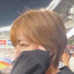 Kazusa Okuyama Instagram - 楽オリの速報気にしながら、鷹ファンオリファンからの鬼連絡を返しながら、忙しかった現地での最終戦 本当に楽しい試合でした！！！！ 逆転HRからセレモニーからまさかのまさかで情緒がおかしくなりそうでしたが笑 とにかくプロ野球おもしろすぎる！ 千葉ロッテマリーンズに関わる全ての皆さん、今シーズン本当にお疲れ様でした！ありがとうございました🏁🏁🏁⚾️ 来年もたくさん応援します！もっと観に行けますように✌️deuces‼️