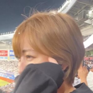 Kazusa Okuyama Instagram - 楽オリの速報気にしながら、鷹ファンオリファンからの鬼連絡を返しながら、忙しかった現地での最終戦
本当に楽しい試合でした！！！！
逆転HRからセレモニーからまさかのまさかで情緒がおかしくなりそうでしたが笑
とにかくプロ野球おもしろすぎる！
千葉ロッテマリーンズに関わる全ての皆さん、今シーズン本当にお疲れ様でした！ありがとうございました🏁🏁🏁⚾️
来年もたくさん応援します！もっと観に行けますように✌️deuces‼️