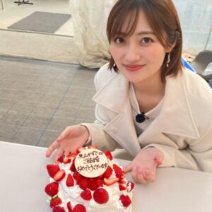 Kazusa Okuyama Instagram - #ニッポン箸休めさんぽ  秩父！
あまりん🍓かおりん🍓
どっちも本当に美味しかった〜〜
箸休めじゃなくてご馳走主役でしたね！笑
.
あまりんかおりんたっぷり🍓結婚のお祝いケーキも🥲✨✨久住さん、スタッフの皆さん、イチゴ農家の皆さん、本当にありがとうございました！！！🤍