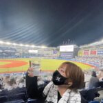 Kazusa Okuyama Instagram - 楽オリの速報気にしながら、鷹ファンオリファンからの鬼連絡を返しながら、忙しかった現地での最終戦 本当に楽しい試合でした！！！！ 逆転HRからセレモニーからまさかのまさかで情緒がおかしくなりそうでしたが笑 とにかくプロ野球おもしろすぎる！ 千葉ロッテマリーンズに関わる全ての皆さん、今シーズン本当にお疲れ様でした！ありがとうございました🏁🏁🏁⚾️ 来年もたくさん応援します！もっと観に行けますように✌️deuces‼️