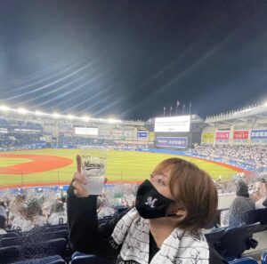 Kazusa Okuyama Instagram - 楽オリの速報気にしながら、鷹ファンオリファンからの鬼連絡を返しながら、忙しかった現地での最終戦
本当に楽しい試合でした！！！！
逆転HRからセレモニーからまさかのまさかで情緒がおかしくなりそうでしたが笑
とにかくプロ野球おもしろすぎる！
千葉ロッテマリーンズに関わる全ての皆さん、今シーズン本当にお疲れ様でした！ありがとうございました🏁🏁🏁⚾️
来年もたくさん応援します！もっと観に行けますように✌️deuces‼️