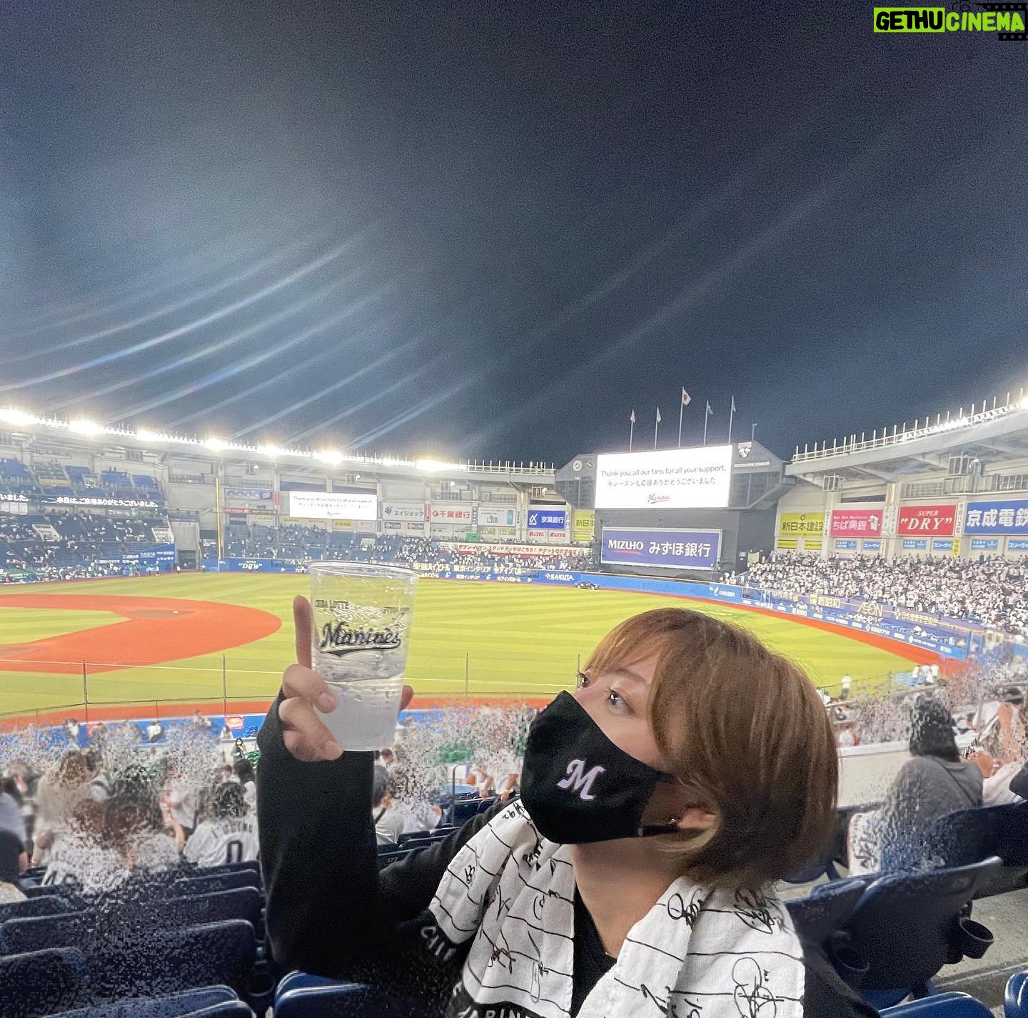 Kazusa Okuyama - 11.5K Likes - 楽オリの速報気にしながら、鷹ファンオリファンからの鬼連絡を返しながら、忙しかった現地での最終戦
本当に楽しい試合でした!!!!
逆転HRからセレモニーからまさかのまさかで情緒がおかしくなりそうでしたが笑
とにかくプロ野球おもしろすぎる!
千葉ロッテマリーンズに関わる全ての皆さん、今シーズン本当にお疲れ様でした!ありがとうございました🏁🏁🏁⚾️
来年もたくさん応援します!もっと観に行けますように✌️deuces‼️