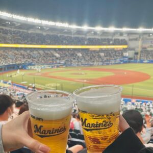 Kazusa Okuyama Instagram - 楽オリの速報気にしながら、鷹ファンオリファンからの鬼連絡を返しながら、忙しかった現地での最終戦
本当に楽しい試合でした！！！！
逆転HRからセレモニーからまさかのまさかで情緒がおかしくなりそうでしたが笑
とにかくプロ野球おもしろすぎる！
千葉ロッテマリーンズに関わる全ての皆さん、今シーズン本当にお疲れ様でした！ありがとうございました🏁🏁🏁⚾️
来年もたくさん応援します！もっと観に行けますように✌️deuces‼️