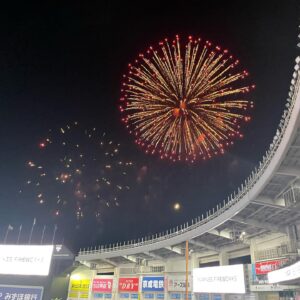 Kazusa Okuyama Instagram - 楽オリの速報気にしながら、鷹ファンオリファンからの鬼連絡を返しながら、忙しかった現地での最終戦
本当に楽しい試合でした！！！！
逆転HRからセレモニーからまさかのまさかで情緒がおかしくなりそうでしたが笑
とにかくプロ野球おもしろすぎる！
千葉ロッテマリーンズに関わる全ての皆さん、今シーズン本当にお疲れ様でした！ありがとうございました🏁🏁🏁⚾️
来年もたくさん応援します！もっと観に行けますように✌️deuces‼️