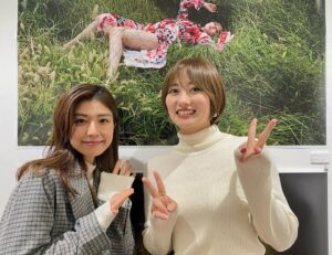 Kazusa Okuyama Instagram - なんと
由貴さん @yuki.grm が写真展に来てくれました！嬉しすぎた！！

やっぱりグラビアって良いよね〜大好きだ〜
って話をお互いに出来て楽しかったし、
寂しいけど卒業おめでとうございますを直接伝えることができてよかった🥹🥹🥹

ありがとうございました🤍🤍