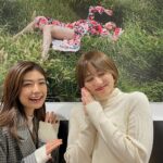 Kazusa Okuyama Instagram - なんと 由貴さん @yuki.grm が写真展に来てくれました！嬉しすぎた！！ やっぱりグラビアって良いよね〜大好きだ〜 って話をお互いに出来て楽しかったし、 寂しいけど卒業おめでとうございますを直接伝えることができてよかった🥹🥹🥹 ありがとうございました🤍🤍