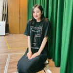 Kazusa Okuyama Instagram - 稽古最終日！ ここまで、なんとも濃い毎日でした！！ 家に帰っても役が抜けてない感覚を味わったのはこの役が初めてです。何故かは分からないけど。なんでだろ。 テテさんの作品はいつも「人間ってのはほんと可笑しいよな〜」のツボをついてきます。その可笑しさって…いや、こういう話はアフタートークにとっておきましょ笑 本番も、私はとにかく必死で役を生きるのみ！ みんなが与えられた役を日常的に全うしたら、なんだかおもしろいことになってました。っていう、マカリスター流ブラックコメディ。 自信を持ってお届けしますので、ぜひ！！！ 「なんでそこまで」 5月1日〜　@下北沢駅前劇場 劇場でお待ちしております。👋 . #劇団マカリスター #なんでそこまで #産後も元気に座長やらせてもらってます