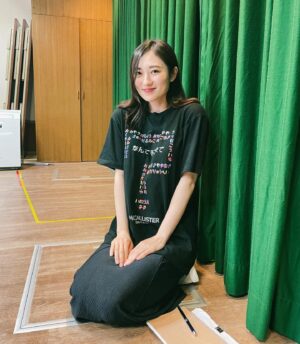 Kazusa Okuyama Instagram - 稽古最終日！
ここまで、なんとも濃い毎日でした！！
家に帰っても役が抜けてない感覚を味わったのはこの役が初めてです。何故かは分からないけど。なんでだろ。

テテさんの作品はいつも「人間ってのはほんと可笑しいよな〜」のツボをついてきます。その可笑しさって…いや、こういう話はアフタートークにとっておきましょ笑

本番も、私はとにかく必死で役を生きるのみ！
みんなが与えられた役を日常的に全うしたら、なんだかおもしろいことになってました。っていう、マカリスター流ブラックコメディ。
自信を持ってお届けしますので、ぜひ！！！

「なんでそこまで」
5月1日〜　@下北沢駅前劇場
劇場でお待ちしております。👋
.
#劇団マカリスター
#なんでそこまで
#産後も元気に座長やらせてもらってます