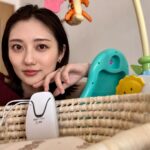 Kazusa Okuyama Instagram - 赤ちゃんの安全とパパママの安心のため ベビーセンサーを利用しています。 @babysensejapan 第一子ということもあり、とにかく何をするにも心配しすぎてしまう中、これは本当に心強いです🥹🥹 産院でも同じものが使われていました。 寝ている時、マットの下に敷くだけで 赤ちゃんの動きを感知して 異常があった時アラームと光で知らせてくれます。 私はお昼寝クーファンにも 夜眠るベビーベッドにも使っています🌙 もう一つ、安心材料として 見守りカメラも🖥️ パパと一緒に使うのが楽しみ🤭📸 見守りカメラと体動センサーがセットになっている Babysenseママパパ安心サポートセットがありますので ストーリーのリンクからチェックしてみてください☑️ #PR#出産準備#ベビーセンス#ベビーセンスホーム#ベビーモニター#ベビーセンサー#ベビー用品#SIDS さーーー今夜もがんばろう🌙😂🍼🍼