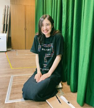 Kazusa Okuyama Instagram - 稽古最終日！
ここまで、なんとも濃い毎日でした！！
家に帰っても役が抜けてない感覚を味わったのはこの役が初めてです。何故かは分からないけど。なんでだろ。

テテさんの作品はいつも「人間ってのはほんと可笑しいよな〜」のツボをついてきます。その可笑しさって…いや、こういう話はアフタートークにとっておきましょ笑

本番も、私はとにかく必死で役を生きるのみ！
みんなが与えられた役を日常的に全うしたら、なんだかおもしろいことになってました。っていう、マカリスター流ブラックコメディ。
自信を持ってお届けしますので、ぜひ！！！

「なんでそこまで」
5月1日〜　@下北沢駅前劇場
劇場でお待ちしております。👋
.
#劇団マカリスター
#なんでそこまで
#産後も元気に座長やらせてもらってます