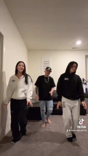 Kea Peahu Instagram - hadda hit this w @hiro.mmii and my momma @sanoipeahu 😂❤️ 
#dance #tiktok #viral