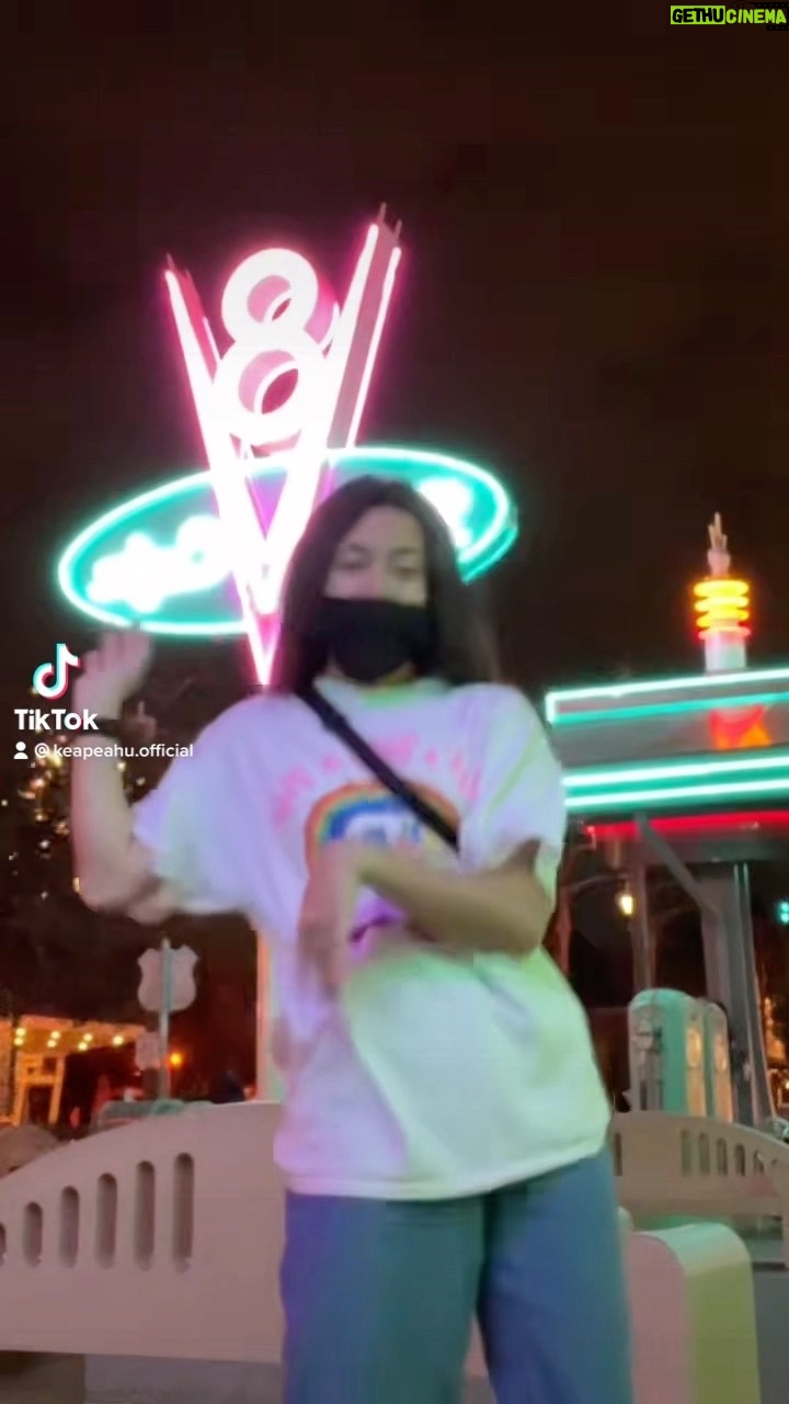 Kea Peahu - 3.4K Likes - yeaaa | peep the 🎇 in the back
•
•
•
#tiktok #dance #dancer #fireworks #disneyland #carsland #content #keapeahu #keapeahuofficial #explorepage✨