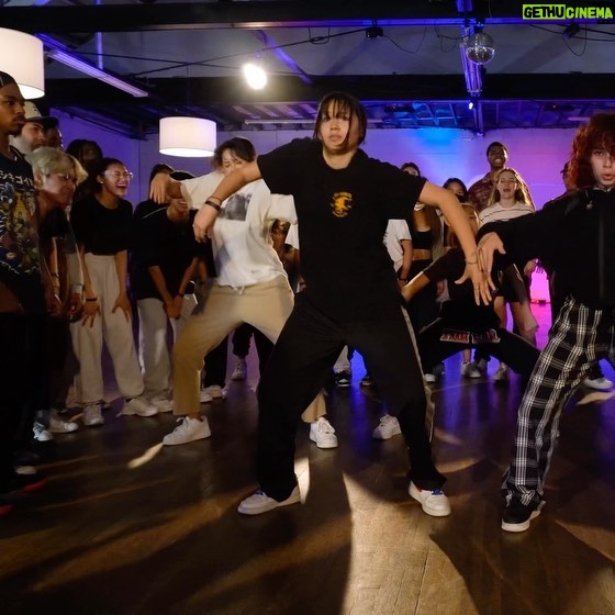 Kea Peahu - 2.2K Likes - last night was insaneee. shoutout to my girl @fatie.estrada for killin her first class 🙌🏻
dancing w my gfam @ariah.aka @sydneymae08 @marinaccriado & @giannasilva_og <3
🎵: momma i hit a lick @2chainz @kendricklamar
📍: @epicenterartsentertainment @boogiezone
#dance #dancers #gravybabies #gfam #keapeahu #explorepage✨