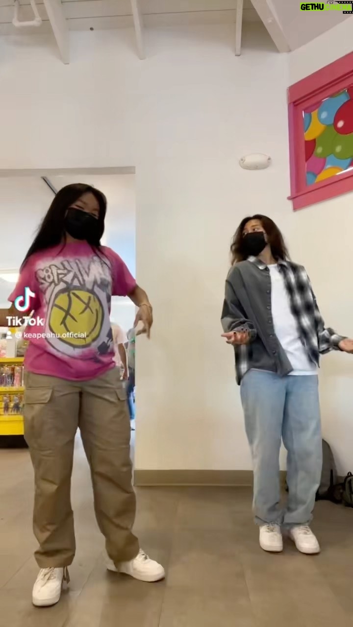 Kea Peahu - 2.7K Likes - hadda stop at the candy shop in @sixflags rq & do a lil one two step w my dip n dots buddy @jadaestudillo
#dance #dancers #tiktok #lilonetwostep #sixflags #candyshop #keapeahuofficial