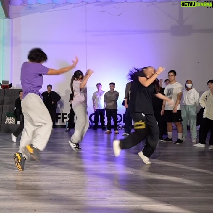 Kea Peahu - 2.8K Likes - this one felt extra good tn. y’all are insane @danielan0 & @andreducusin_ 🥴
📍: @offstagebygrv
🎵: Le miel @taycofficiel
🕺: @avronvoir @keapeahuofficial @taylorvang__
#dance #dancers #offstage #dandre #explorepage #keapeahu